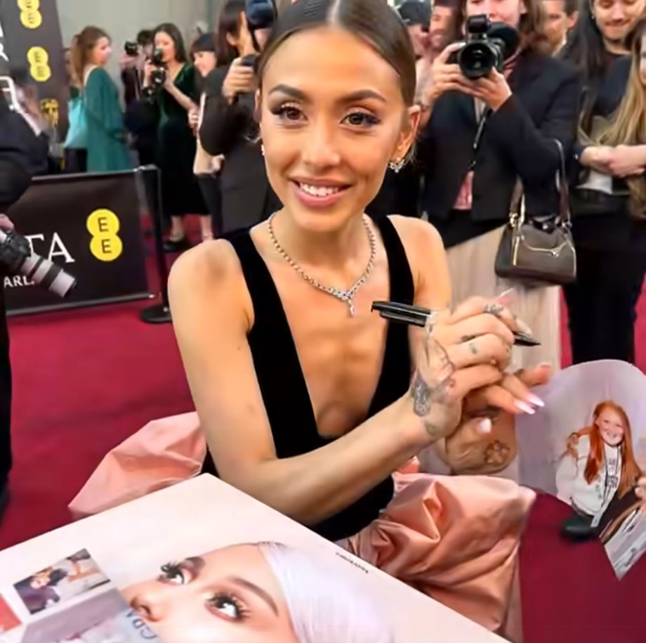 Ariana Grande signing fans pictures at the BAFTA’s – and everyone is saying the same thing