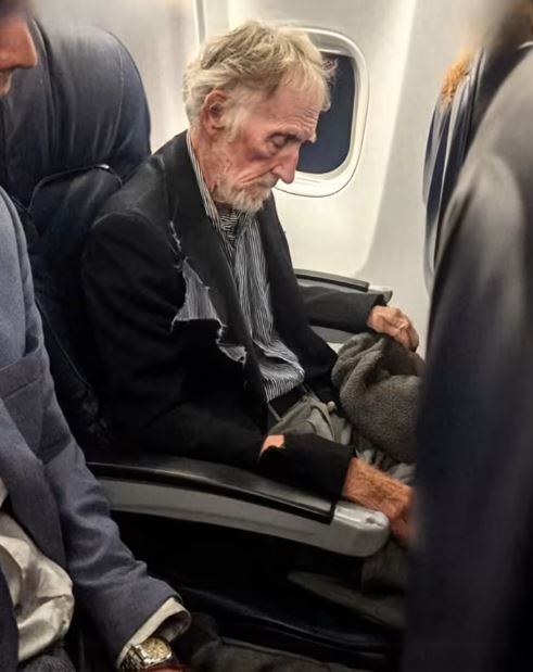 He Mocked Me in Business Class for How I Looked — But When the Plane Landed, Everyone Applauded Me