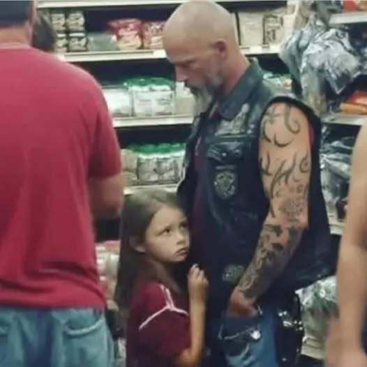 Little Girl At Walmart Grabbed My Tattooed Arm And Whispered Daddy’s Trying To Kil|