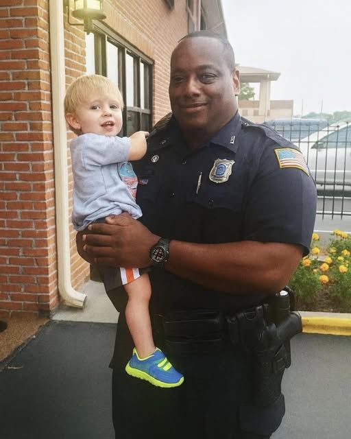 The True Meaning of Service: Officer Walker’s Moment of Compassion That Restored Faith in Humanity”